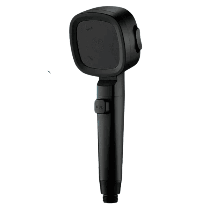 pommeau de douche carré sur fond blanc